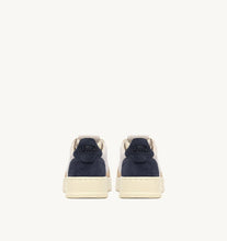 Charger l'image dans la galerie, Autry Sneakers Medalist 01 Low Leather Suede Sand Blue TS29