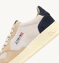 Charger l'image dans la galerie, Autry Sneakers Medalist 01 Low Leather Suede Sand Blue TS29