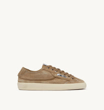 Charger l'image dans la galerie, Autry Sneakers Windscape Low Suede Foam KQ07