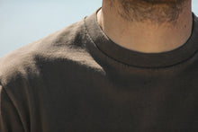 Charger l'image dans la galerie, Drapeau Noir T-Shirt Comfort Acid Wash Cappuccino