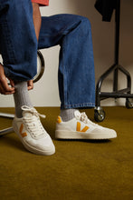 Charger l'image dans la galerie, VEJA V-90 Leather White Safran