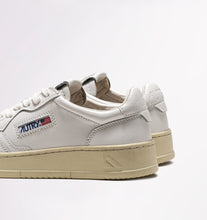 Charger l&#39;image dans la galerie, Autry Sneakers Medalist 01 Low Leather White LL15