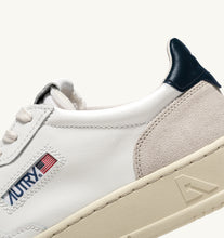 Charger l&#39;image dans la galerie, Autry Sneakers Medalist 01 Low Suede Navy LS28