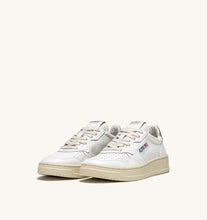 Charger l&#39;image dans la galerie, Autry Sneakers Medalist 01 Low Leather Gold LL06