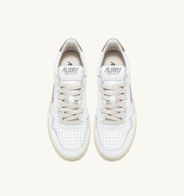 Charger l&#39;image dans la galerie, Autry Sneakers Medalist 01 Low Leather Gold LL06