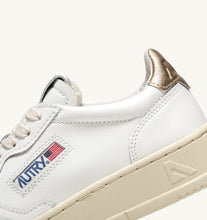 Charger l&#39;image dans la galerie, Autry Sneakers Medalist 01 Low Leather Gold LL06