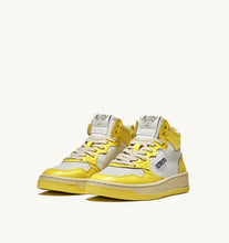 Charger l&#39;image dans la galerie, Autry Sneakers Medalist 01 Mid Leather Yellow WB23
