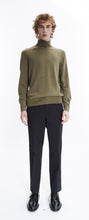 Charger l&#39;image dans la galerie, A.P.C. Pull Dundee Col roulé en Laine Kaki
