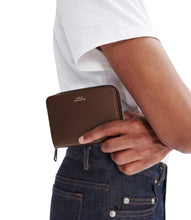 Charger l&#39;image dans la galerie, A.P.C. Portefeuille Compact Emmanuel en Cuir Marron